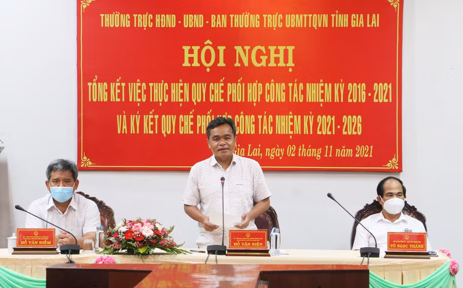 Bí thư Tỉnh ủy, Chủ tịch HĐND tỉnh phát biểu kết luận hội nghị. Ảnh: Quang Tấn