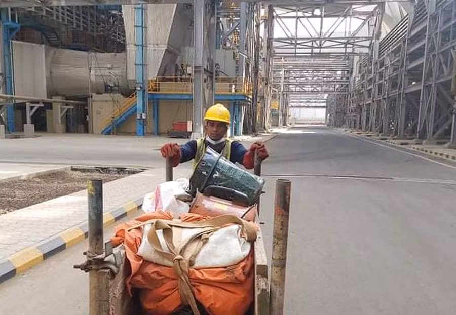 Một lao động của Đắk Lắk đang làm việc ở một nhà máy nhiệt điện tại Ả Rập Saudi. Ảnh minh họa