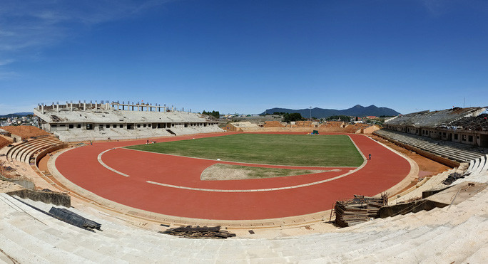 Toàn cảnh bên trong sân vận động Đà Lạt với sức chứa gần 20.000 chỗ ngồi.