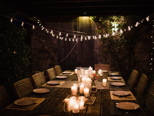 Đèn dây giúp không gian thơ mộng hơn. Nó tỏa ra ánh sáng dịu nhẹ nên thường được người với tính cách vui tươi lựa chọn. Để không gian nhà không bị 