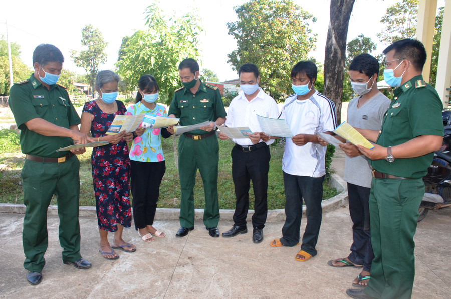 Đoàn viên, thanh niên Đồn Biên phòng Ia Mơ (huyện Chư Prông) phát tờ rơi tuyên truyền phổ biến pháp luật cho người dân. Ảnh: Vĩnh Hoàng Đoàn viên thanh niên Đồn Biên phòng Ia Mơ (huyện Chư Prông) phát tờ rơi tuyên truyền người dân