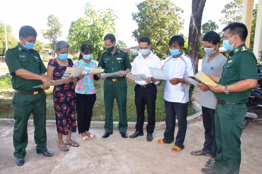 Đoàn viên thanh niên Đồn Biên phòng Ia Mơ (huyện Chư Prông) phát tờ rơi tuyên truyền người dân