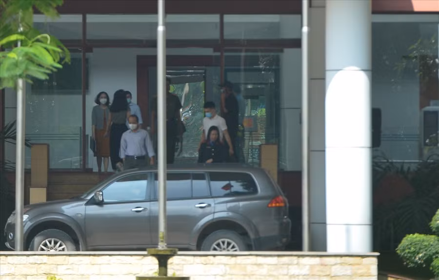 Đi cùng lực lượng công an, còn có Viện kiểm sát, xuất hiện tại trụ sở Bộ Y tế sáng nay (4.11). Ảnh: V.Dũng