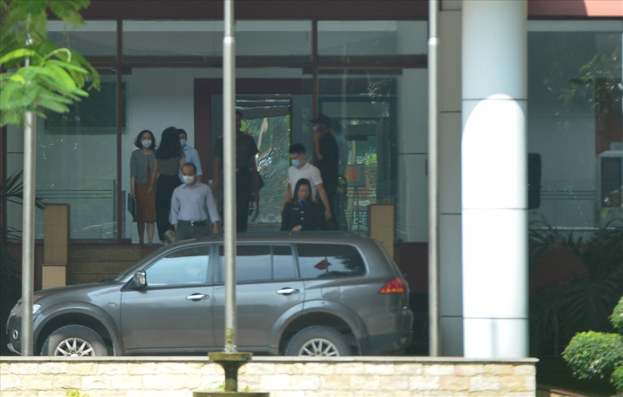 Đi cùng lực lượng công an, còn có Viện kiểm sát, xuất hiện tại trụ sở Bộ Y tế sáng nay (4.11). Ảnh: V.Dũng