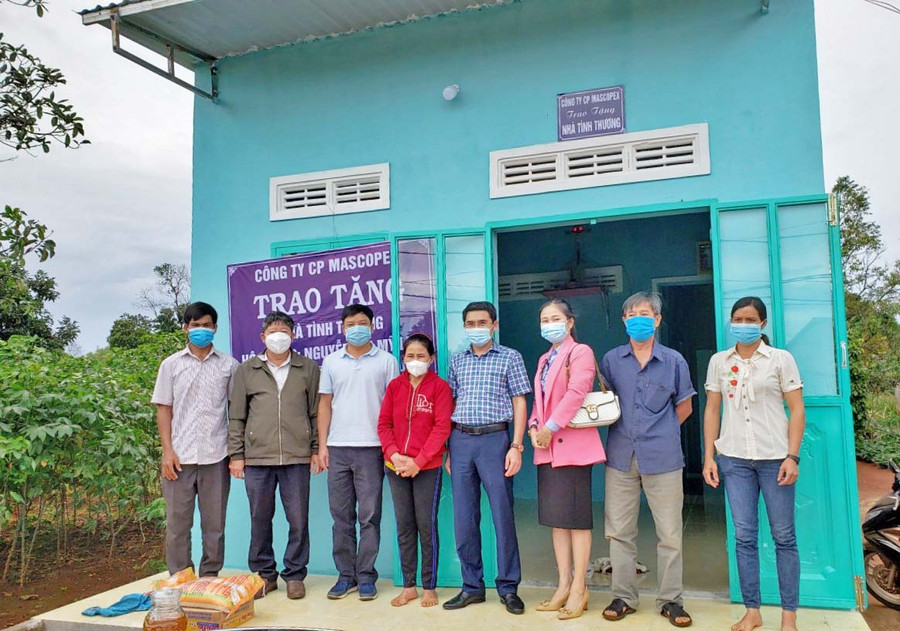 Trao tặng nhà tình thương cho gia đình bà Nguyễn Thị Mỹ Linh. Ảnh: Kỳ Anh Trao tặng nhà tình thương cho gia đình bà Nguyễn Thị Mỹ Linh. Ảnh: Kỳ Anh