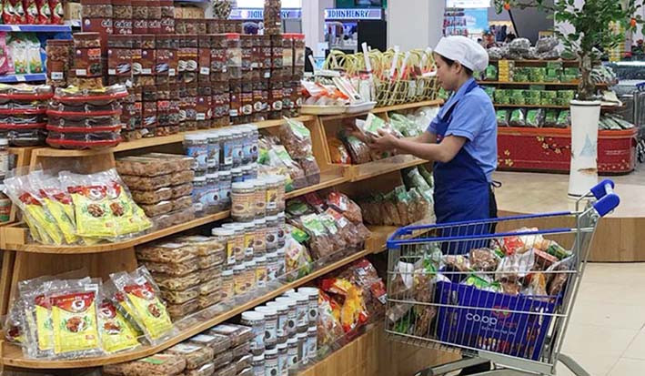 Trong trường hợp thiếu nguồn cung ứng hàng hóa, UND huyện Đak Đoa liên hệ với Sở Công thương để huy động doanh nghiệp thực hiện phân phối, bán hàng trực tiếp, thành lập các điểm bán hàng, xe bán hàng lưu động tại các khu đông dân cư. Ảnh: Lê Lan Đề nghị UND huyện Đak Đoa kịp thời liên hệ Sở Công thương để huy động doanh nghiệp thực hiện phân phối, bán hàng trực tiếp, thành lập các điểm bán hàng, xe bán hàng lưu động tại các khu đông dân cư. Ảnh: Lê Lan