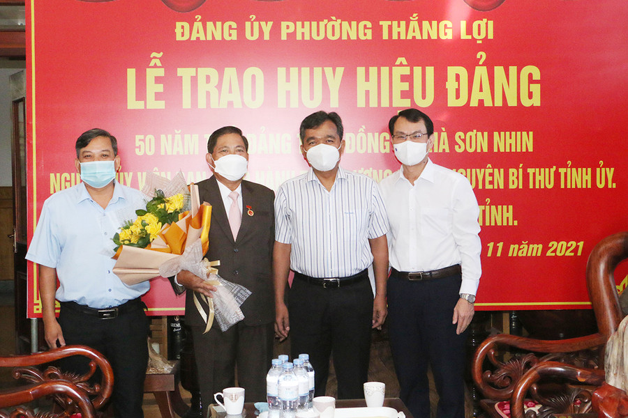 Các đồng chí lãnh đạo tỉnh và TP. Pleiku chụp hình lưu niệm với nguyên Bí thư Tỉnh ủy Hà Sơn Nhin. Ảnh: Quang Tấn Các đồng chí lãnh đạo chụp hình lưu niệm với nguyên Bí thư Tỉnh ủy Hà Sơn Nhin. Ảnh: Tấn Thi