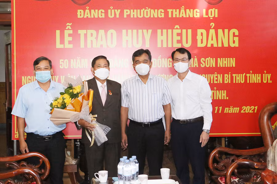 Các đồng chí lãnh đạo chụp hình lưu niệm với nguyên Bí thư Tỉnh ủy Hà Sơn Nhin. Ảnh: Tấn Thi