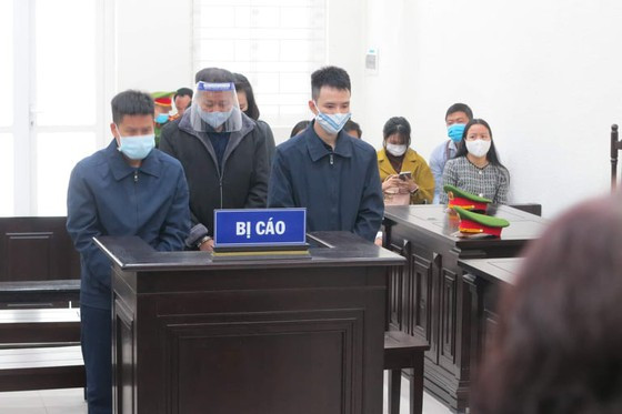 Các bị cáo tại tòa. Ảnh: NAM ANH