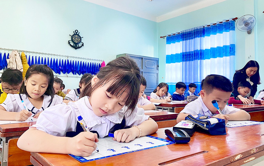 Thầy-cô giáo là những người lái đò thầm lặng, đưa bao thế hệ học sinh đến bến bờ tri thức. Ảnh: Mộc Trà