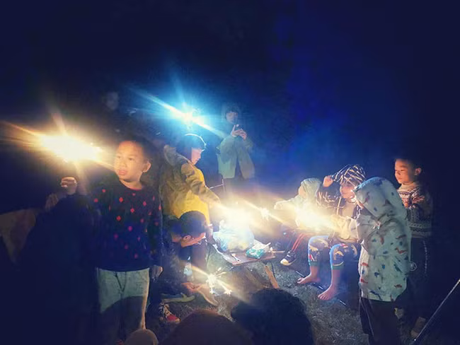 Các bé quây quần trải nghiệm đêm thảo nguyên lung linh ánh 