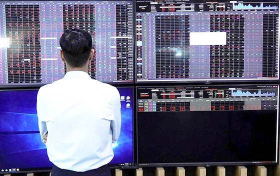 Lãi suất tiết kiệm thấp nên nhiều nhà đầu tư cá nhân đã chuyển tiền sang đầu tư chứng khoán để tìm kiếm cơ hội sinh lời tốt hơn. Ảnh: Huy Phan  Lãi suất tiết kiệm thấp nên nhiều nhà đầu tư cá nhân đã chuyển tiền sang đầu tư chứng khoán để tìm kiếm cơ hội sinh lời tốt hơn. Ảnh: HUY PHAN
