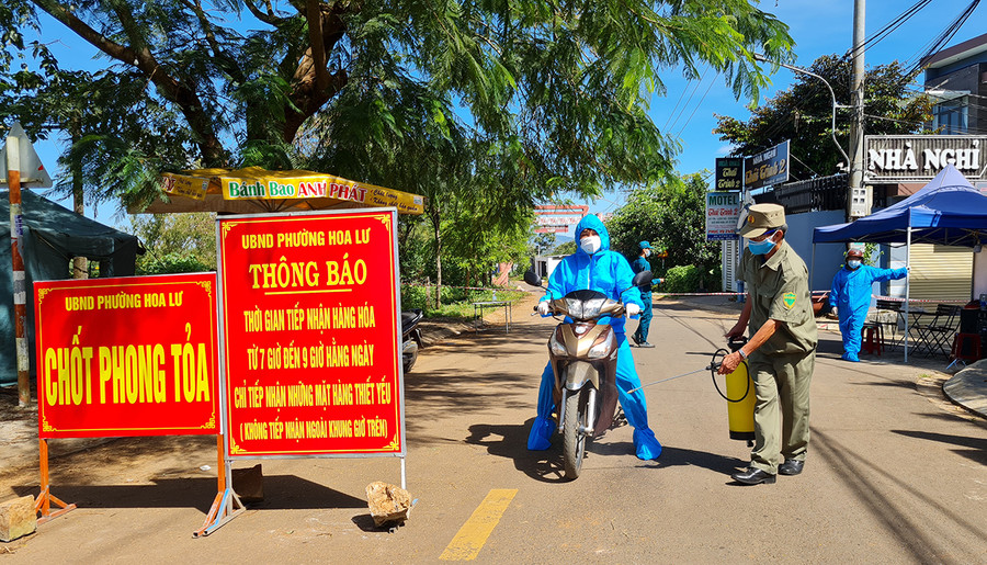 Lực lượng chức năng phun khử khuẩn người ra vào khu vực tạm thời phong tỏa làng Ốp (phường Hoa Lư, TP. Pleiku). Ảnh: Bá Bính Lực lượng chức năng phun khử khuẩn người ra vào khu vực tạm thời phong tỏa làng Plei Ốp (phường Hoa Lư, TP. Pleiku). Ảnh: Bá Bính