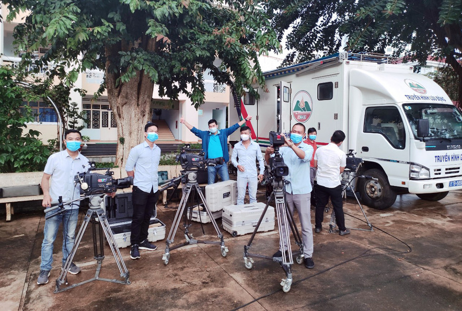 Biên tập viên, kỹ thuật viên Đài PT-TH Gia Lai chuẩn bị sẵn sàng cho một chương trình truyền hình trực tiếp. Ảnh: Hòa Giang 2 Biên tập viên, kỹ thuật viên Đài PT-TH chuẩn bị sẵn sàng cho một chương trình truyền hình trực tiếp. Ảnh: Hòa Giang