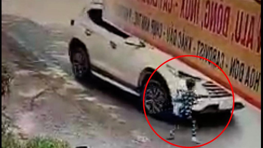 Bé M. cố chạy theo xe của mẹ và bị đâm trúng. Ảnh: Chụp màn hình Bé M. cố chạy theo xe của mẹ và bị đâm trúng. Ảnh: Chụp màn hình