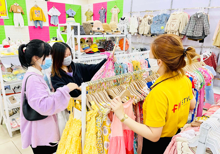 Hưởng ứng dịp Black Friday, nhiều cửa hàng thời trang đưa ra mức giảm giá sâu đến 70%. Ảnh: Vũ Thảo