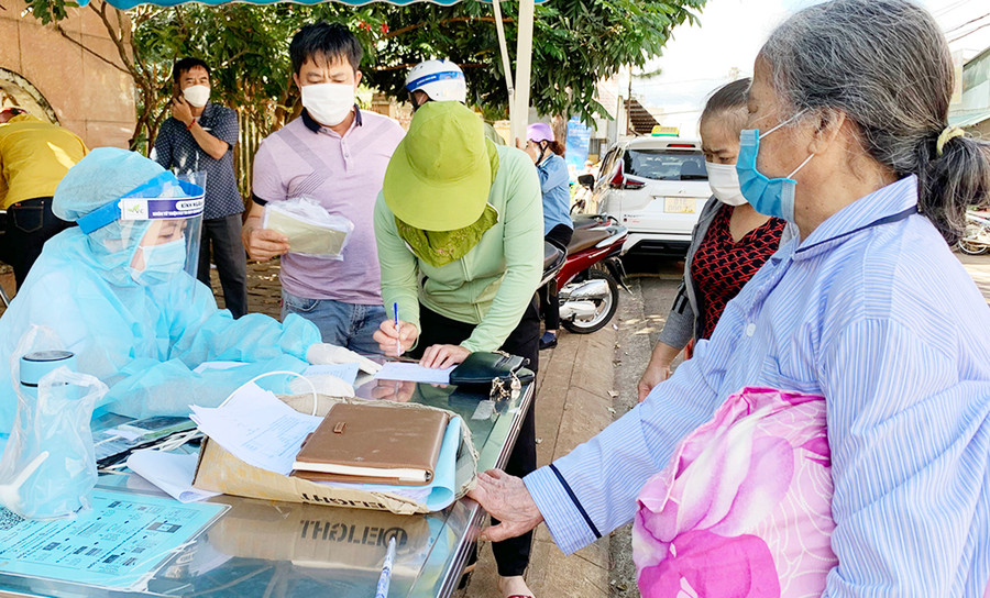 Người dân khai báo y tế trước khi khám-chữa bệnh tại Trung tâm Y tế TP. Pleiku. Ảnh: Như Nguyện Người dân khai báo y tế trước khi khám chữa bệnh tại Trung tâm Y tế TP. Pleiku. Ảnh: Như Nguyện