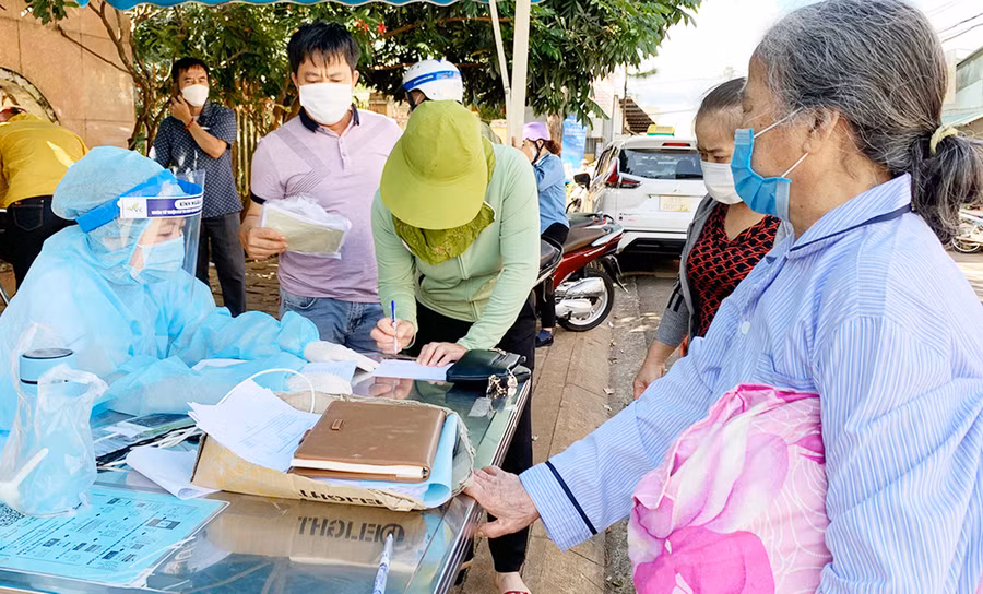  Người dân khai báo y tế trước khi khám chữa bệnh tại Trung tâm Y tế TP. Pleiku. Ảnh: Như Nguyện