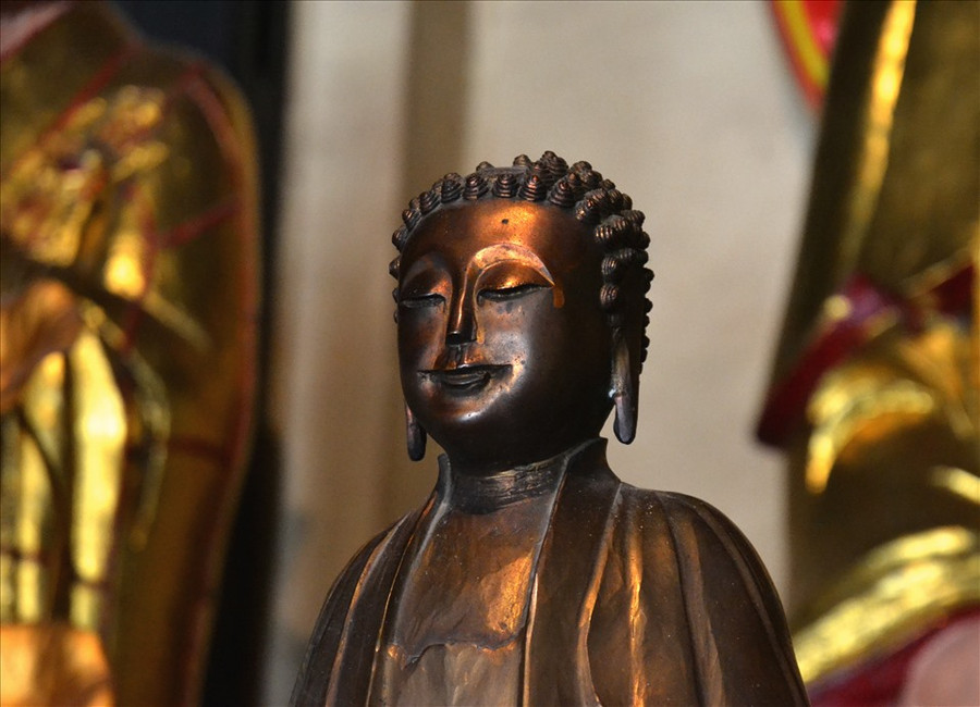  Pho tượng Phật cổ bằng đồng thau hơn 260 năm do đích thân người khai phá vùng đất Hà Tiên thỉnh về thờ phụng. Ảnh: Lục Tùng