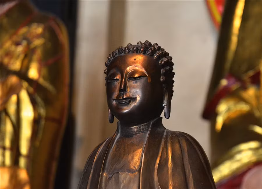 Pho tượng Phật cổ bằng đồng thau hơn 260 năm do đích thân người khai phá vùng đất Hà Tiên thỉnh về thờ phụng. Ảnh: Lục Tùng Pho tượng Phật cổ bằng đồng thau hơn 260 năm do đích thân người khai phá vùng đất Hà Tiên thỉnh về thờ phụng. Ảnh: Lục Tùng