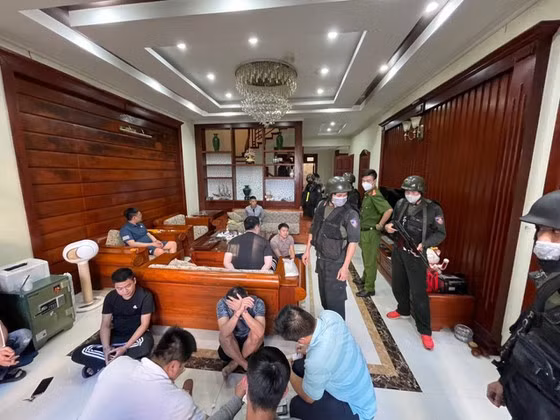 Gần 200 cán bộ, chiến sĩ triển khai 15 tổ công tác đồng loạt khám xét khẩn cấp các địa điểm tại Hà Nội, Lạng Sơn, Phú Quốc - Kiên Giang, Quảng Ninh, Thái Nguyên. Ảnh: A05 Gần 200 cán bộ, chiến sĩ triển khai 15 tổ công tác đồng loạt khám xét khẩn cấp các địa điểm tại Hà Nội, Lạng Sơn, Phú Quốc - Kiên Giang, Quảng Ninh, Thái Nguyên. Ảnh: A05