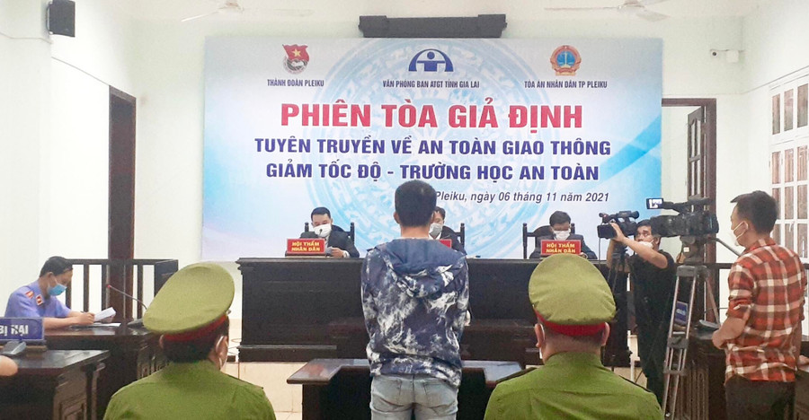 Phiên tòa giả định xét xử sơ thẩm vụ tai nạn giao thông do hành vi chạy quá tốc độ gây ra, nhằm tuyên truyền hành vi giảm tốc độ qua khu vực trường học 2. Ảnh: Lê Hòa