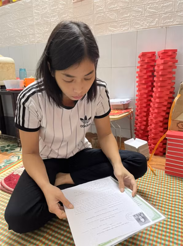 Sau 37 năm, chị Huyền mới có được tờ giấy khai sinh.