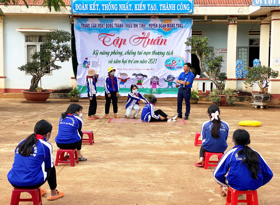 Tập huấn kỹ năng sơ cấp cứu khi bị tai nạn thương tích. Ảnh: Hà Đức Thành