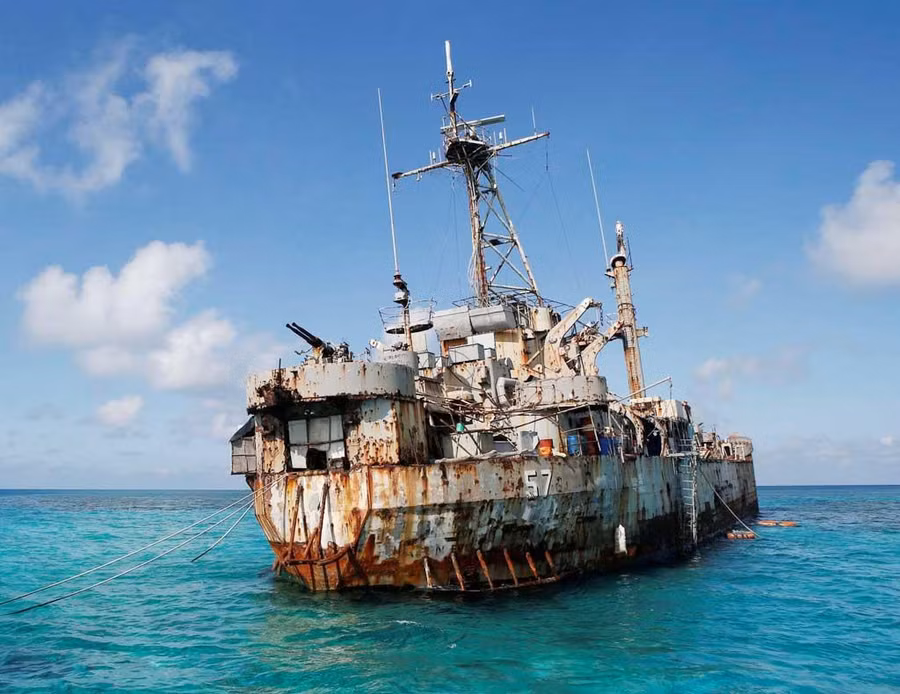  Từ năm 2014, Tàu BRP Sierra Madre đóng tại bãi Cỏ Mây như một tiền đồn- Ảnh: Reuters