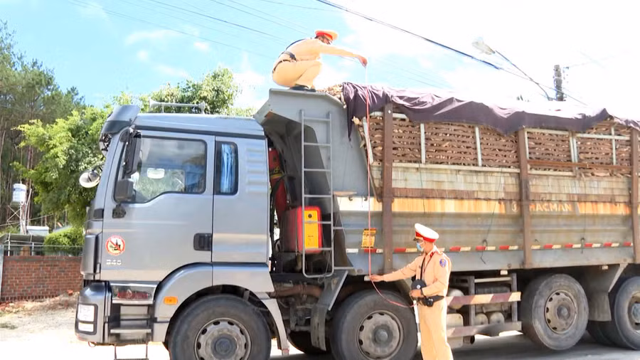 Cán bộ Phòng Cảnh sát Giao thông (Công an tỉnh) kiểm tra xe tải có dấu hiệu chở quá khổ. Ảnh: Nguyễn Hữu