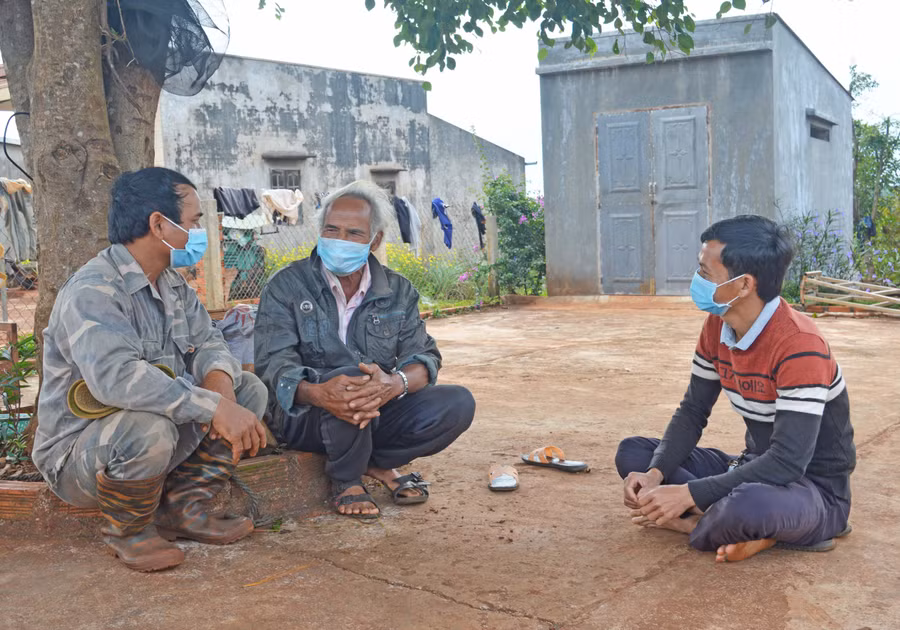 Già làng Đôih luôn tuyên truyền, vận động người dân đoàn kết, giúp nhau phát triển kinh tế. Ảnh: Anh Huy