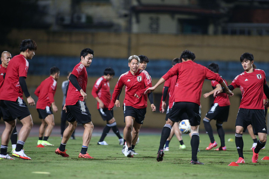Cầu thủ Nhật Bản tập trên sân Hàng Đẫy tối 9.11. Ảnh: Minh Tú