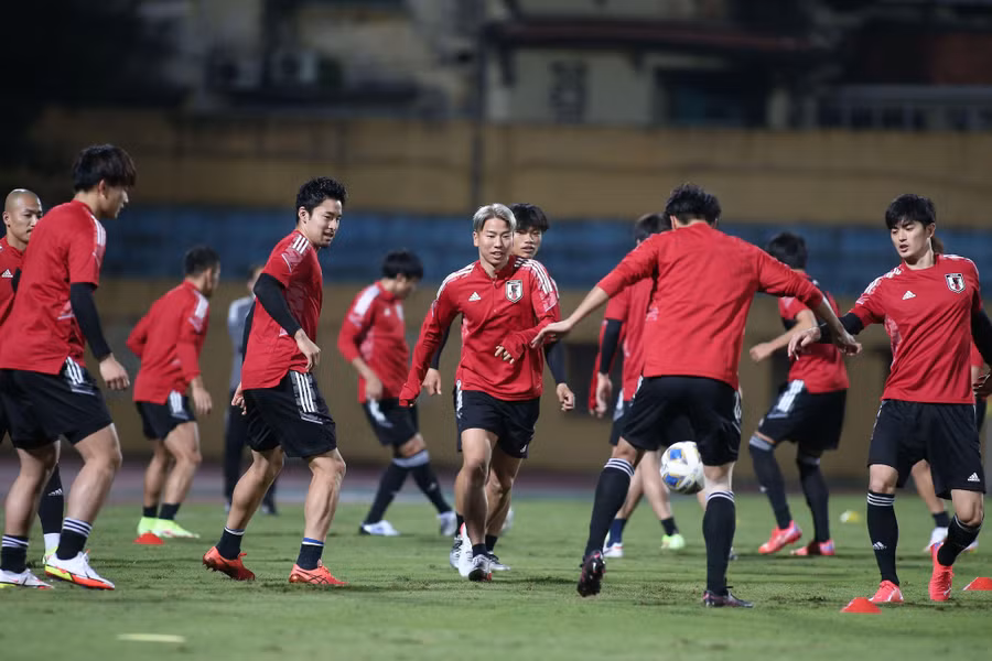 Cầu thủ Nhật Bản tập trên sân Hàng Đẫy tối 9.11. Ảnh: Minh Tú