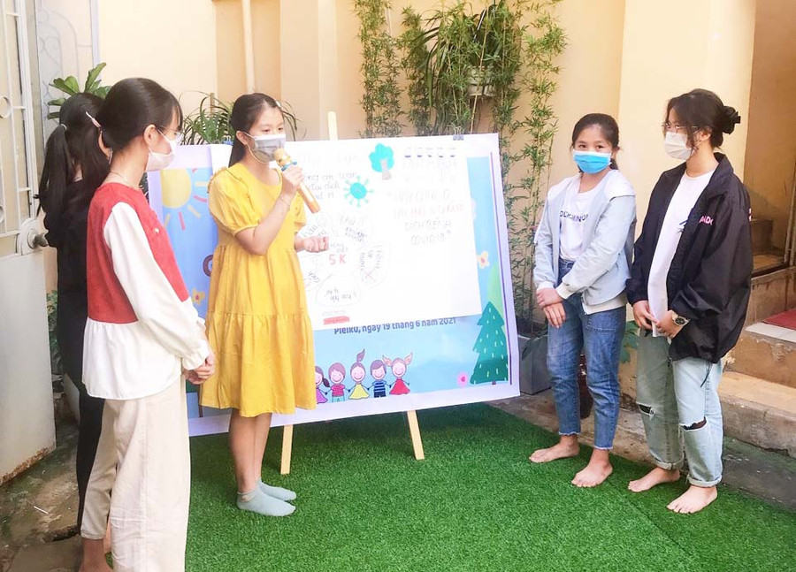 Qua hoạt động của CLB “Truyền thông trẻ Pleiku”, các em thiếu nhi tự tin hơn khi đứng trước đám đông. Ảnh: Thủy Bình