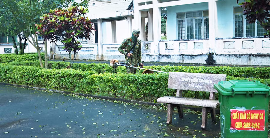 Cán bộ, chiến sĩ Bộ Chỉ huy Quân sự tỉnh chỉnh trang cảnh quang tại khu cách ly. Ảnh: Huy Bắc