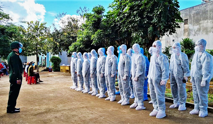  Các học viên quán triệt bảo đảm an toàn trước khi bước vào nhiệm vụ xét nghiệm sàng lọc cho người dân tại làng Khươn (phường Trà Bá, TP. Pleiku). Ảnh: Huy Bắc