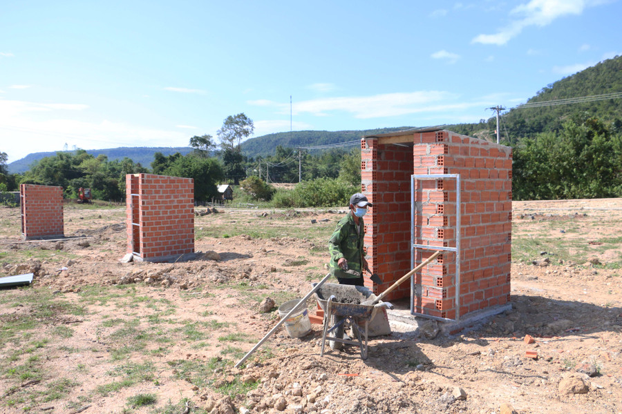 Ở khu tái định cư làng A Chông, người dân được hỗ trợ kinh phí xây dựng nhà vệ sinh. Ảnh: Quang Tấn