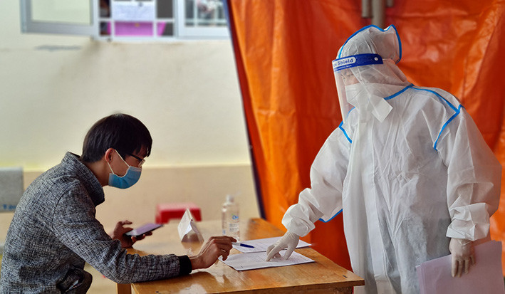 Nhân viên y tế phường Ia Kring (TP. Pleiku) hướng dẫn người dân khai báo y tế. Ảnh: Bá Bính Nhân viên y tế phường IaKring (TP. Pleiku) hướng dẫn người dân khai báo y tế. Ảnh: Bá Bính