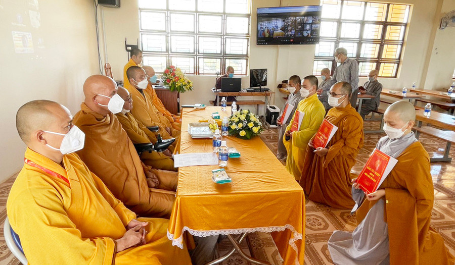 Ban Giám hiệu Trường Trung cấp Phật học tỉnh Gia Lai trao bằng tốt nghiệp khóa III (2018-2021) cho các tăng ni sinh. Ảnh: Thanh Nhật  Ban Giám hiệu Trường Trung cấp Phật học tỉnh Gia Lai trao Bằng tốt nghiệp khóa III (2018-2021) cho các tăng ni sinh có thành tích tiêu biểu toàn diện. Ảnh: Thanh Nhật