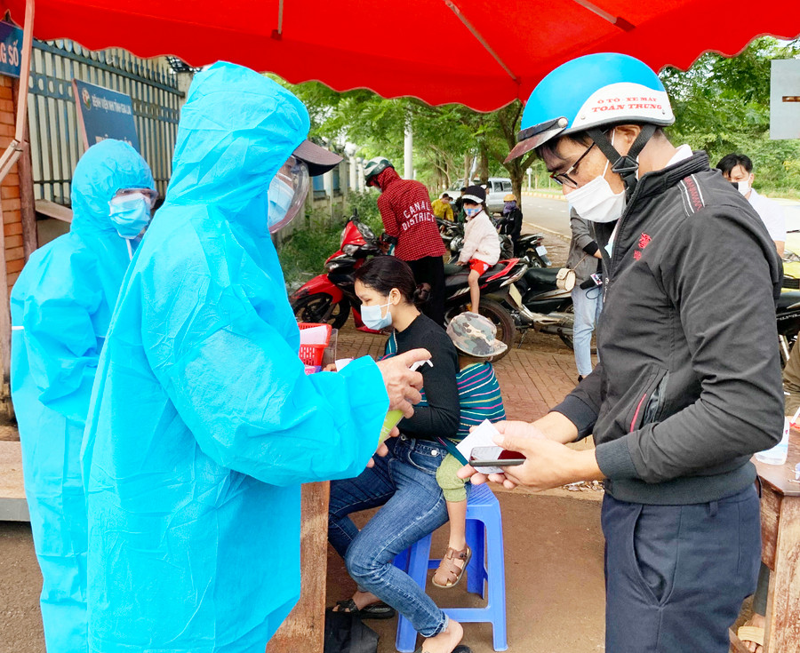 Người dân khai báo thông tin y tế khi đến khám-chữa bệnh tại Bệnh viện Nhi Gia Lai. Ảnh: Như Nguyện  Người dân khai báo thông tin y tế khi đến khám-chữa bệnh tại Bệnh viện Nhi Gia Lai. Ảnh: Như Nguyện