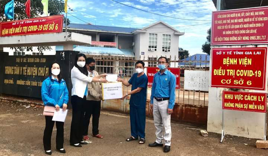 Bà Trần Lệ Nhung (thứ hai từ trái sang)- Chủ tịch Liên đoàn Lao động tỉnh thăm, tặng quà cho đội ngũ y-bác sĩ ở Chư Prông. Ảnh: Đinh Yến 