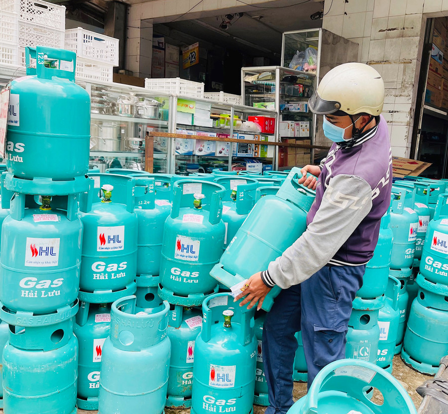 Từ đầu năm đến nay, giá gas tăng 9 lần liên tiếp với mức tăng thêm 160 ngàn đồng/bình. Ảnh: Vũ Thảo  Từ đầu năm đến nay, giá gas tăng 9 lần liên tiếp với mức tăng thêm 160 ngàn đồng/bình. Ảnh: Vũ Thảo