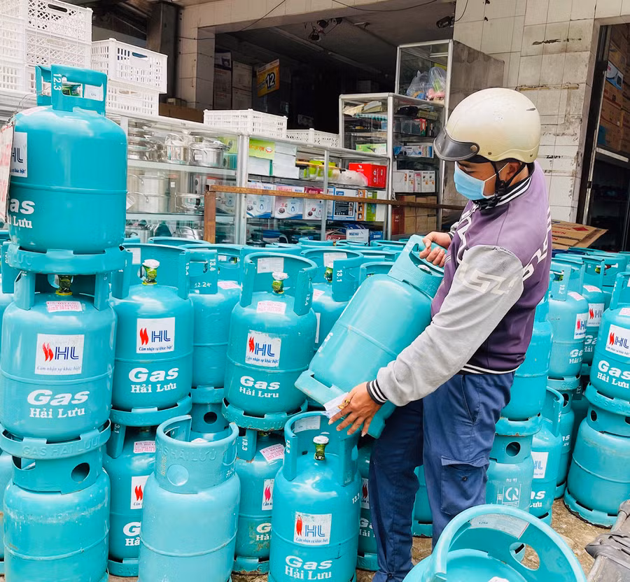  Từ đầu năm đến nay, giá gas tăng 9 lần liên tiếp với mức tăng thêm 160 ngàn đồng/bình. Ảnh: Vũ Thảo