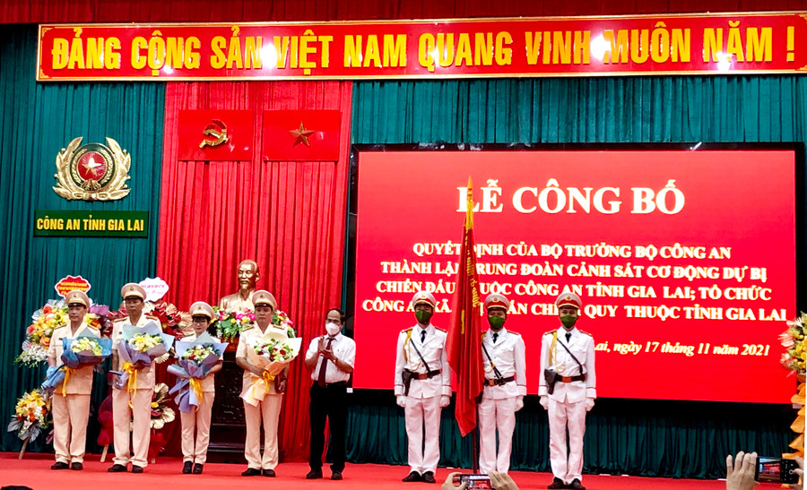 Đồng chí Võ Ngọc Thành-Phó Bí thư Tỉnh ủy, Chủ tịch UBND tỉnh tặng hoa cho Chỉ huy Trung đoàn CSCĐ dự bị chiến đấu Công an tỉnh Gia Lai. Ảnh: Lê Hòa Đồng chí Võ Ngọc Thành-Phó Bí thư Tỉnh ủy, Chủ tịch UBND tỉnh tặng hoa cho Chỉ huy Trung đoàn Cảnh sát Cơ động dự bị chiến đấu Công an tỉnh Gia Lai. Ảnh Lê Hòa
