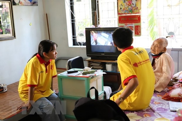 Trong ảnh: Các chiến sỹ tình nguyện thăm hỏi các cụ già đang sống tại Trung tâm dưỡng lão Thị Nghè (Quận Bình Thạnh, TP Hồ Chí Minh). Ảnh: Hồng Giang - TTXVN.