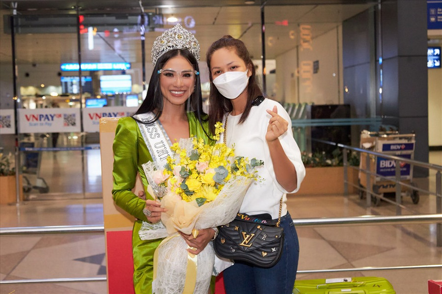 Top 5 Miss Universe 2019 H'Hen Niê dành lời khen cho Kim Duyên: 