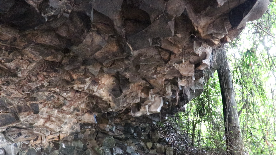 Mỏm đá nhô ra tạo thành vòm cung chính là nơi tiện lợi cho du khách nghỉ ngơi. Ảnh: Sầm Ánh