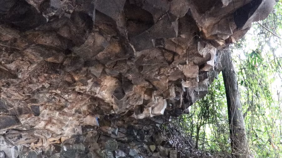 Mỏm đá nhô ra tạo thành vòm cung chính là nơi tiện lợi cho du khách nghỉ ngơi. Ảnh: Sầm Ánh