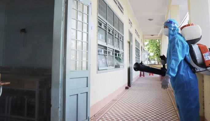 Ngành y tế Bình Định tiến hành khử khuẩn tại các trường học có học sinh và giáo viên mắc Covid-19