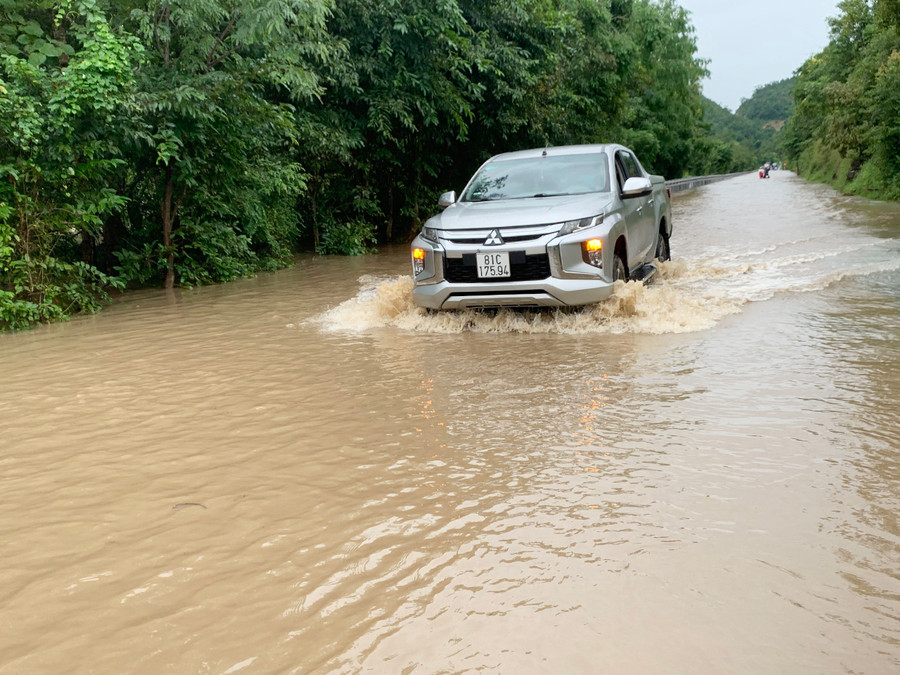 Mực nước dâng cao khiến người điều khiển xe máy buộc phải quay đầu, các xe tải, xe bán tải gầm cao được tạo điều kiện đi qua. Ảnh: Vũ Chi Mực nước dâng cao khiến các xe máy buộc phải quay đầu, chỉ có xe tải, xe bán tải gầm cao được tạo điều kiện đi qua. Ảnh: Vũ Chi